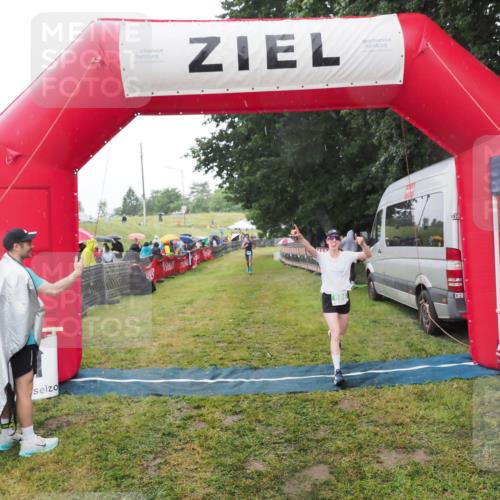 21.06.2025 - 27. Vierlanden-Triathlon MichiJ http://msf.ph/oto/8049005 15.06.2026 14:22:49 Ziel 886, 1317 meine-sportfotos.de
