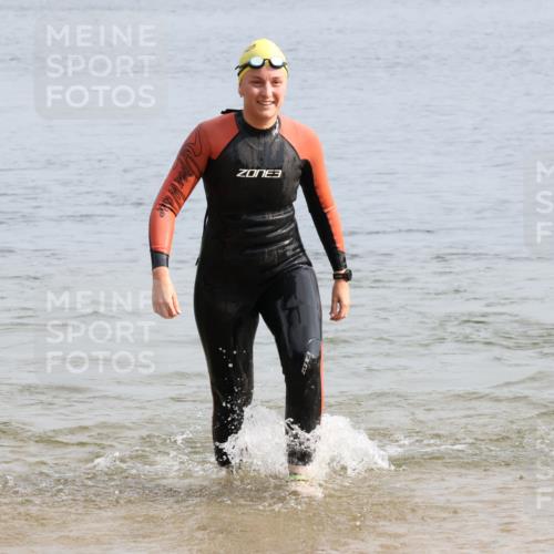 15.06.2025 - 27. Vierlanden-Triathlon Lena Gebhardt http://msf.ph/oto/8049008 15.06.2025 09:11:59 Schwimmen 201, 215, 229, 245 meine-sportfotos.de