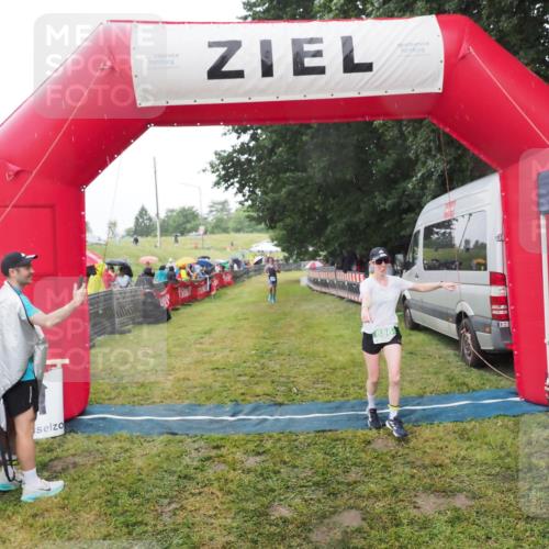 21.06.2025 - 27. Vierlanden-Triathlon MichiJ http://msf.ph/oto/8049009 15.06.2026 14:22:49 Ziel 886, 1317 meine-sportfotos.de