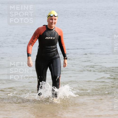 15.06.2025 - 27. Vierlanden-Triathlon Lena Gebhardt http://msf.ph/oto/8049010 15.06.2025 09:11:59 Schwimmen 201, 215, 229, 245 meine-sportfotos.de