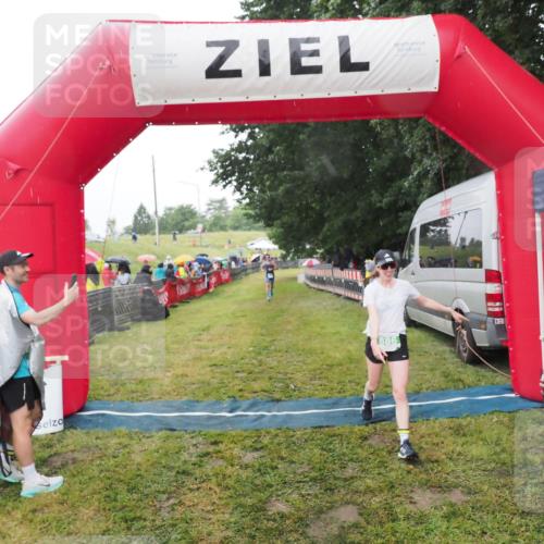 21.06.2025 - 27. Vierlanden-Triathlon MichiJ http://msf.ph/oto/8049011 15.06.2026 14:22:49 Ziel 886, 1317 meine-sportfotos.de