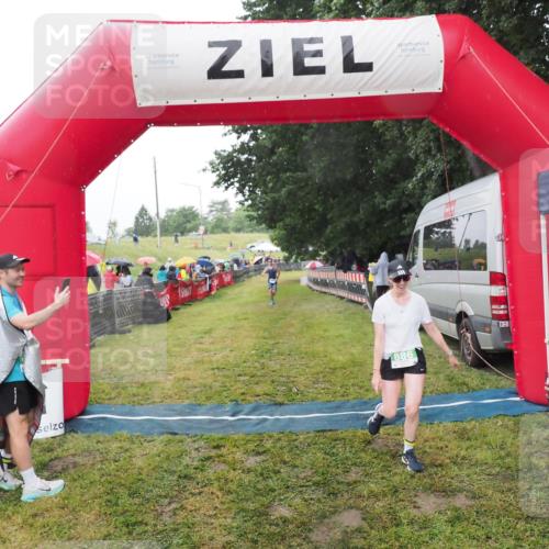 21.06.2025 - 27. Vierlanden-Triathlon MichiJ http://msf.ph/oto/8049013 15.06.2026 14:22:49 Ziel 886, 1317 meine-sportfotos.de