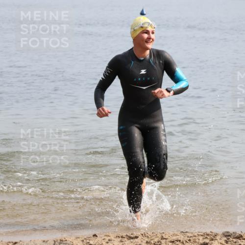 15.06.2025 - 27. Vierlanden-Triathlon Lena Gebhardt http://msf.ph/oto/8049014 15.06.2025 09:12:00 Schwimmen 201, 215, 229, 245 meine-sportfotos.de