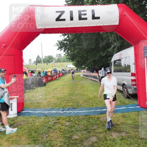 21.06.2025 - 27. Vierlanden-Triathlon MichiJ http://msf.ph/oto/8049015 15.06.2026 14:22:49 Ziel 886, 1317 meine-sportfotos.de