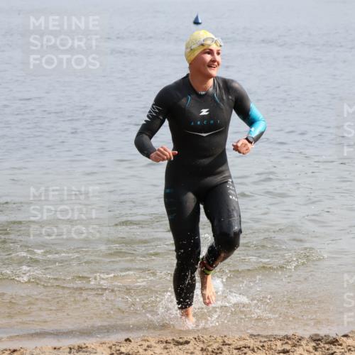 15.06.2025 - 27. Vierlanden-Triathlon Lena Gebhardt http://msf.ph/oto/8049016 15.06.2025 09:12:00 Schwimmen 201, 215, 229, 245 meine-sportfotos.de
