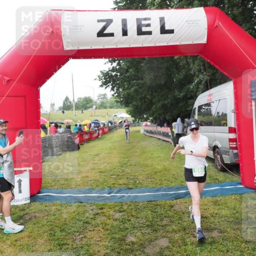 21.06.2025 - 27. Vierlanden-Triathlon MichiJ http://msf.ph/oto/8049017 15.06.2026 14:22:49 Ziel 886, 1317 meine-sportfotos.de