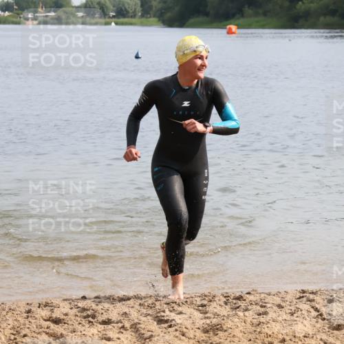 15.06.2025 - 27. Vierlanden-Triathlon Lena Gebhardt http://msf.ph/oto/8049018 15.06.2025 09:12:01 Schwimmen 201, 215, 229, 245 meine-sportfotos.de
