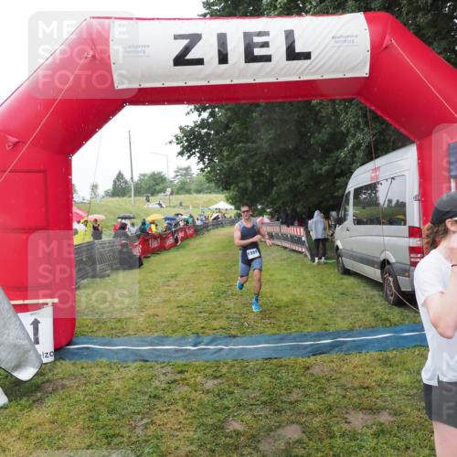 21.06.2025 - 27. Vierlanden-Triathlon MichiJ http://msf.ph/oto/8049019 15.06.2026 14:22:52 Ziel 886, 1317 meine-sportfotos.de