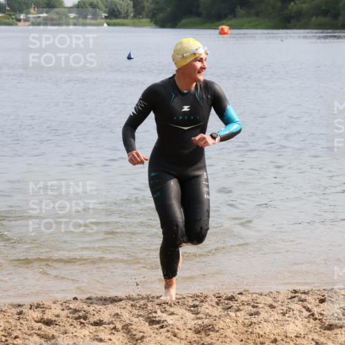 15.06.2025 - 27. Vierlanden-Triathlon Lena Gebhardt http://msf.ph/oto/8049020 15.06.2025 09:12:01 Schwimmen 201, 215, 229, 245 meine-sportfotos.de