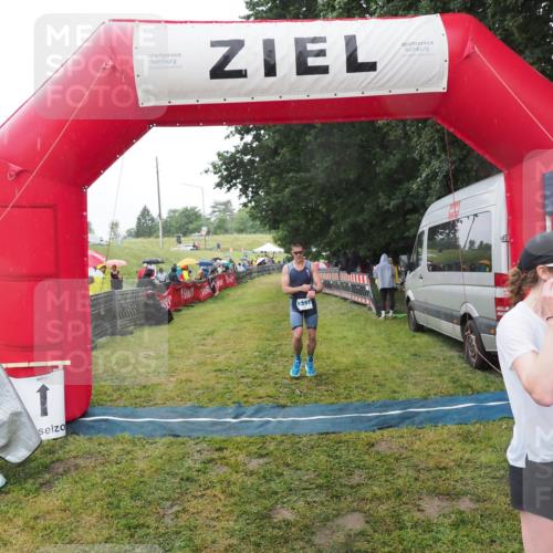21.06.2025 - 27. Vierlanden-Triathlon MichiJ http://msf.ph/oto/8049021 15.06.2026 14:22:53 Ziel 886, 1317 meine-sportfotos.de