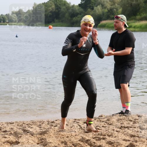 15.06.2025 - 27. Vierlanden-Triathlon Lena Gebhardt http://msf.ph/oto/8049022 15.06.2025 09:12:02 Schwimmen 201, 215, 229, 245 meine-sportfotos.de