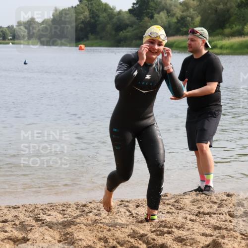 15.06.2025 - 27. Vierlanden-Triathlon Lena Gebhardt http://msf.ph/oto/8049024 15.06.2025 09:12:02 Schwimmen 201, 215, 229, 245 meine-sportfotos.de