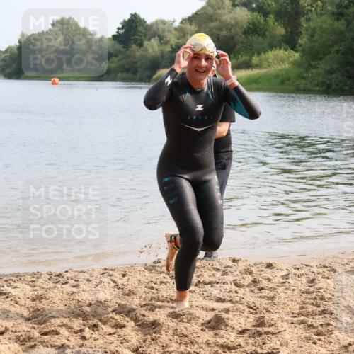 15.06.2025 - 27. Vierlanden-Triathlon Lena Gebhardt http://msf.ph/oto/8049026 15.06.2025 09:12:02 Schwimmen 201, 215, 229, 245 meine-sportfotos.de