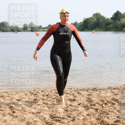 15.06.2025 - 27. Vierlanden-Triathlon Lena Gebhardt http://msf.ph/oto/8049034 15.06.2025 09:12:03 Schwimmen 201, 215, 229 meine-sportfotos.de
