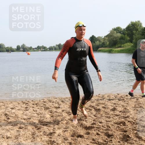 15.06.2025 - 27. Vierlanden-Triathlon Lena Gebhardt http://msf.ph/oto/8049036 15.06.2025 09:12:04 Schwimmen 201, 215, 229 meine-sportfotos.de