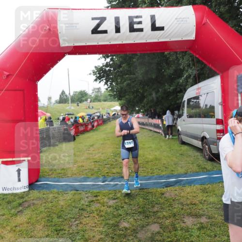 21.06.2025 - 27. Vierlanden-Triathlon MichiJ http://msf.ph/oto/8049037 15.06.2026 14:22:54 Ziel 886, 1317 meine-sportfotos.de