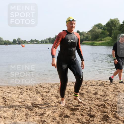 15.06.2025 - 27. Vierlanden-Triathlon Lena Gebhardt http://msf.ph/oto/8049038 15.06.2025 09:12:04 Schwimmen 201, 215, 229 meine-sportfotos.de