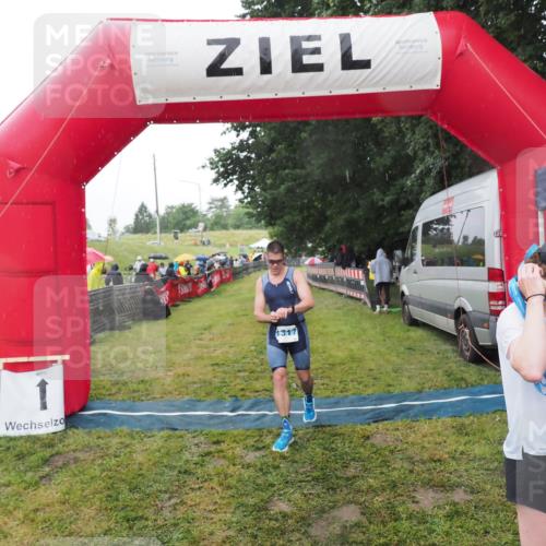 21.06.2025 - 27. Vierlanden-Triathlon MichiJ http://msf.ph/oto/8049039 15.06.2026 14:22:54 Ziel 886, 1317 meine-sportfotos.de