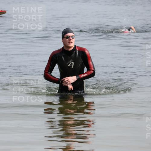 15.06.2025 - 27. Vierlanden-Triathlon Lena Gebhardt http://msf.ph/oto/8049040 15.06.2025 09:13:22 Schwimmen  meine-sportfotos.de