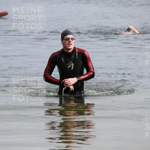 15.06.2025 - 27. Vierlanden-Triathlon Lena Gebhardt http://msf.ph/oto/8049041 15.06.2025 09:13:23 Schwimmen 237 meine-sportfotos.de