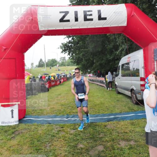 21.06.2025 - 27. Vierlanden-Triathlon MichiJ http://msf.ph/oto/8049042 15.06.2026 14:22:54 Ziel 886, 1317 meine-sportfotos.de