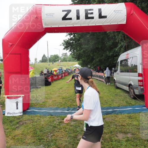 21.06.2025 - 27. Vierlanden-Triathlon MichiJ http://msf.ph/oto/8049043 15.06.2026 14:23:01 Ziel 1202 meine-sportfotos.de