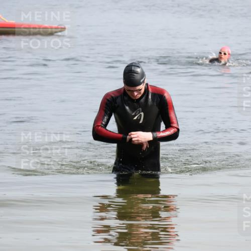 15.06.2025 - 27. Vierlanden-Triathlon Lena Gebhardt http://msf.ph/oto/8049044 15.06.2025 09:13:23 Schwimmen 237 meine-sportfotos.de