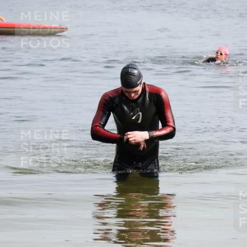 15.06.2025 - 27. Vierlanden-Triathlon Lena Gebhardt http://msf.ph/oto/8049045 15.06.2025 09:13:23 Schwimmen 237 meine-sportfotos.de