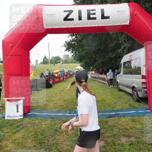 21.06.2025 - 27. Vierlanden-Triathlon MichiJ http://msf.ph/oto/8049046 15.06.2026 14:23:02 Ziel 1202 meine-sportfotos.de