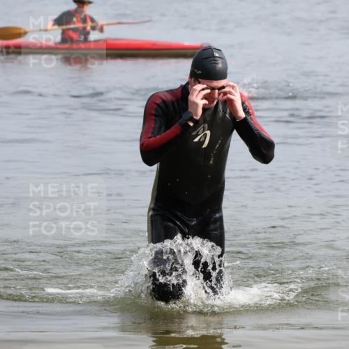 15.06.2025 - 27. Vierlanden-Triathlon Lena Gebhardt http://msf.ph/oto/8049047 15.06.2025 09:13:26 Schwimmen 237 meine-sportfotos.de