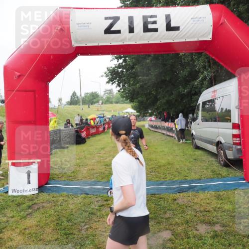 21.06.2025 - 27. Vierlanden-Triathlon MichiJ http://msf.ph/oto/8049048 15.06.2026 14:23:02 Ziel 1202 meine-sportfotos.de