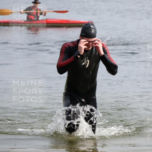 15.06.2025 - 27. Vierlanden-Triathlon Lena Gebhardt http://msf.ph/oto/8049049 15.06.2025 09:13:26 Schwimmen 237 meine-sportfotos.de
