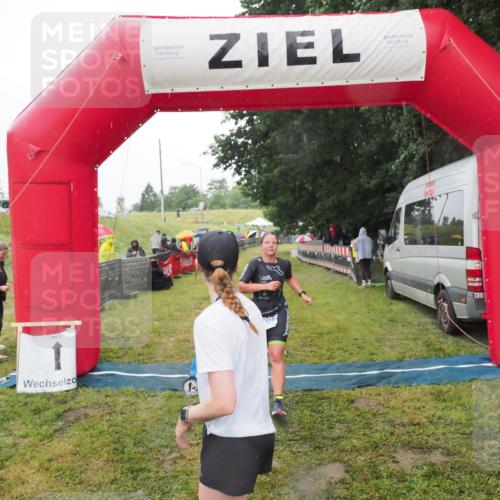 21.06.2025 - 27. Vierlanden-Triathlon MichiJ http://msf.ph/oto/8049050 15.06.2026 14:23:02 Ziel 1202 meine-sportfotos.de