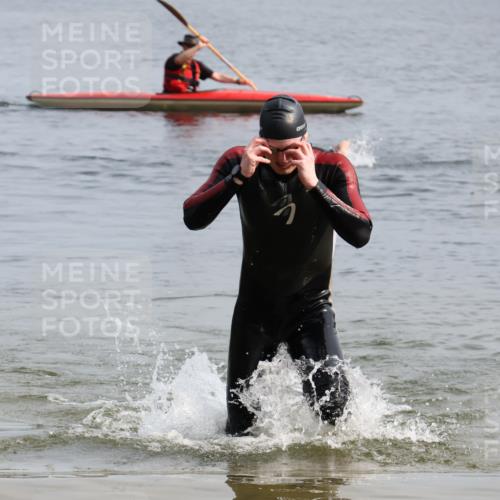 15.06.2025 - 27. Vierlanden-Triathlon Lena Gebhardt http://msf.ph/oto/8049051 15.06.2025 09:13:27 Schwimmen 237 meine-sportfotos.de