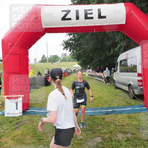 21.06.2025 - 27. Vierlanden-Triathlon MichiJ http://msf.ph/oto/8049052 15.06.2026 14:23:02 Ziel 1202 meine-sportfotos.de