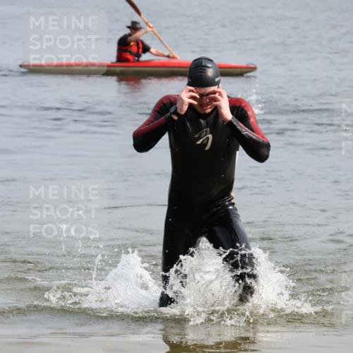 15.06.2025 - 27. Vierlanden-Triathlon Lena Gebhardt http://msf.ph/oto/8049053 15.06.2025 09:13:27 Schwimmen 237 meine-sportfotos.de