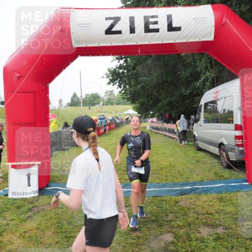 21.06.2025 - 27. Vierlanden-Triathlon MichiJ http://msf.ph/oto/8049054 15.06.2026 14:23:02 Ziel 1202 meine-sportfotos.de
