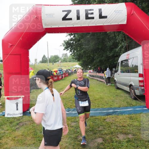 21.06.2025 - 27. Vierlanden-Triathlon MichiJ http://msf.ph/oto/8049056 15.06.2026 14:23:02 Ziel 1202 meine-sportfotos.de