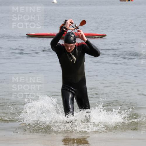 15.06.2025 - 27. Vierlanden-Triathlon Lena Gebhardt http://msf.ph/oto/8049057 15.06.2025 09:13:27 Schwimmen 237 meine-sportfotos.de