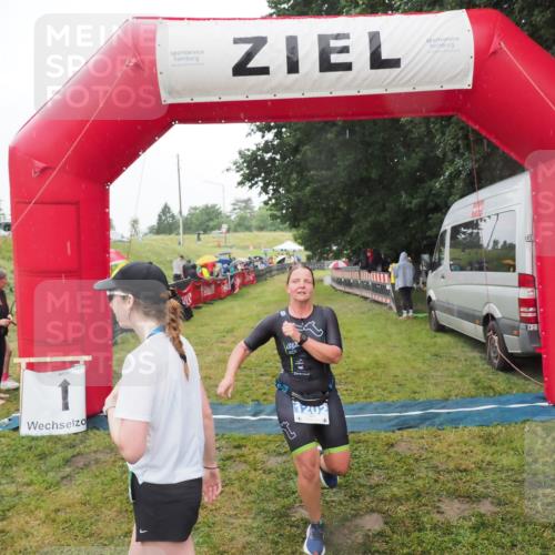 21.06.2025 - 27. Vierlanden-Triathlon MichiJ http://msf.ph/oto/8049058 15.06.2026 14:23:02 Ziel 1202 meine-sportfotos.de