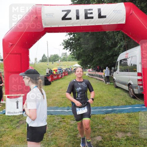 21.06.2025 - 27. Vierlanden-Triathlon MichiJ http://msf.ph/oto/8049061 15.06.2026 14:23:02 Ziel 1202 meine-sportfotos.de