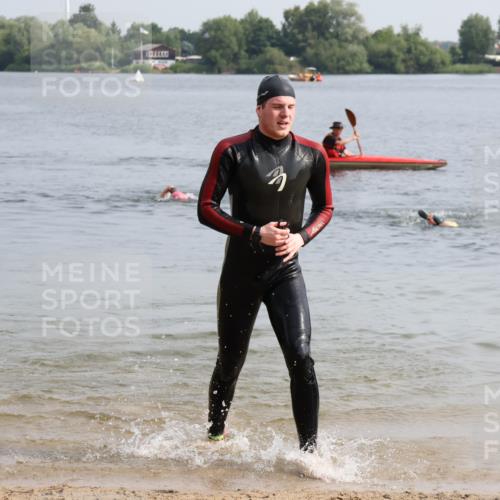 15.06.2025 - 27. Vierlanden-Triathlon Lena Gebhardt http://msf.ph/oto/8049062 15.06.2025 09:13:30 Schwimmen 237 meine-sportfotos.de