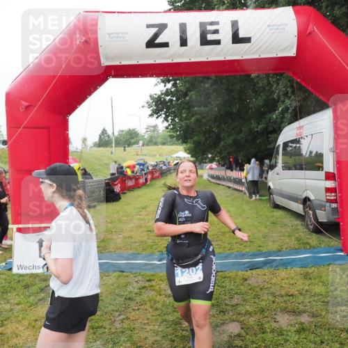 21.06.2025 - 27. Vierlanden-Triathlon MichiJ http://msf.ph/oto/8049063 15.06.2026 14:23:03 Ziel 1202 meine-sportfotos.de