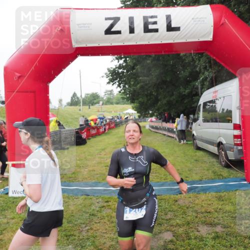 21.06.2025 - 27. Vierlanden-Triathlon MichiJ http://msf.ph/oto/8049065 15.06.2026 14:23:03 Ziel 1202 meine-sportfotos.de