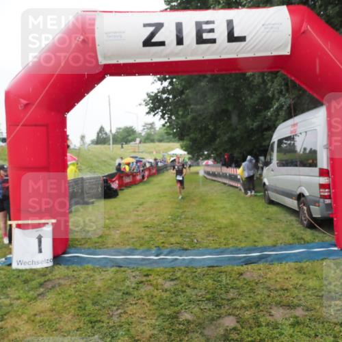 21.06.2025 - 27. Vierlanden-Triathlon MichiJ http://msf.ph/oto/8049067 15.06.2026 14:23:06 Ziel 1202, 1270 meine-sportfotos.de