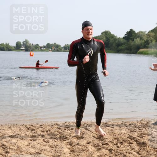 15.06.2025 - 27. Vierlanden-Triathlon Lena Gebhardt http://msf.ph/oto/8049069 15.06.2025 09:13:32 Schwimmen 237 meine-sportfotos.de