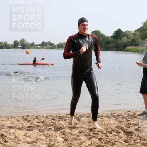 15.06.2025 - 27. Vierlanden-Triathlon Lena Gebhardt http://msf.ph/oto/8049071 15.06.2025 09:13:32 Schwimmen 237 meine-sportfotos.de