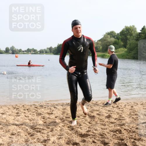 15.06.2025 - 27. Vierlanden-Triathlon Lena Gebhardt http://msf.ph/oto/8049073 15.06.2025 09:13:33 Schwimmen 237 meine-sportfotos.de