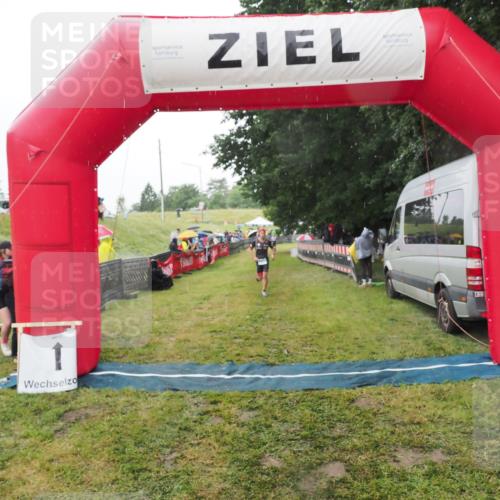 21.06.2025 - 27. Vierlanden-Triathlon MichiJ http://msf.ph/oto/8049074 15.06.2026 14:23:07 Ziel 1202, 1270 meine-sportfotos.de