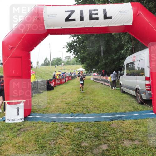 21.06.2025 - 27. Vierlanden-Triathlon MichiJ http://msf.ph/oto/8049076 15.06.2026 14:23:07 Ziel 1202, 1270 meine-sportfotos.de